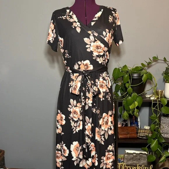 Kranda Black Floral Maxi Dress - Picture 1 of 8